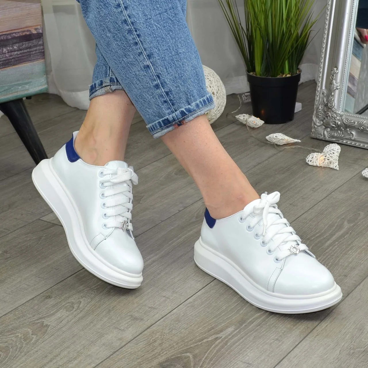 Кеди білі шкіряні з синьою вставкою