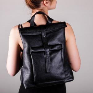 Вместительный рюкзак в черной коже с накладным карманом